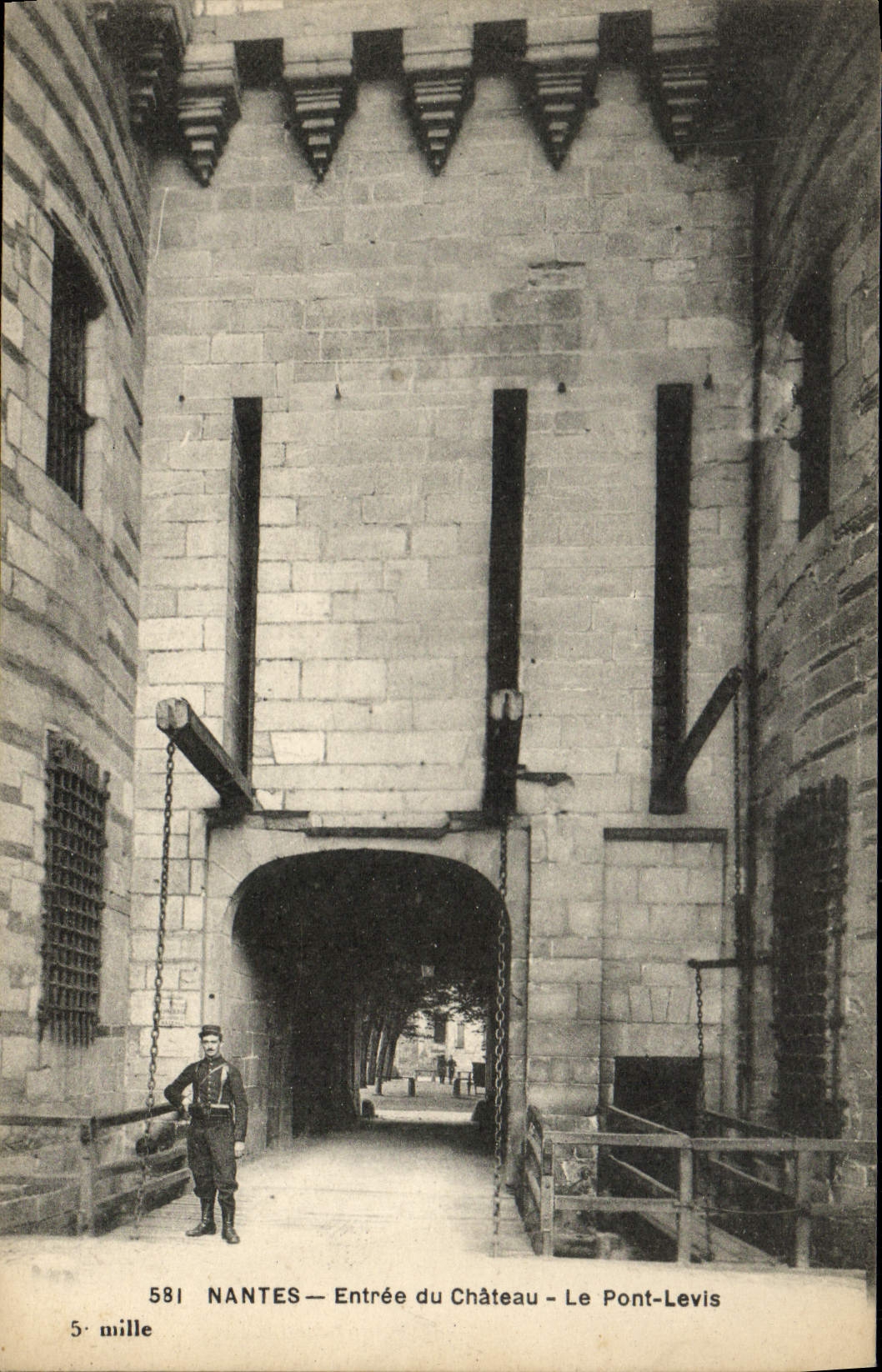 CPA Nantes Entree du Chateau Le Pont Levis Soldat Militaria