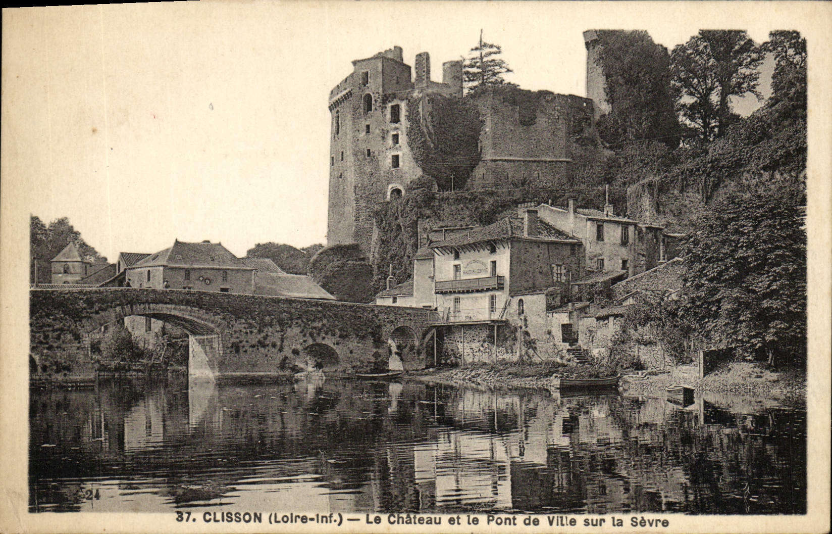 CPA Clisson Le chateau et le pont de ville sur la Sevre