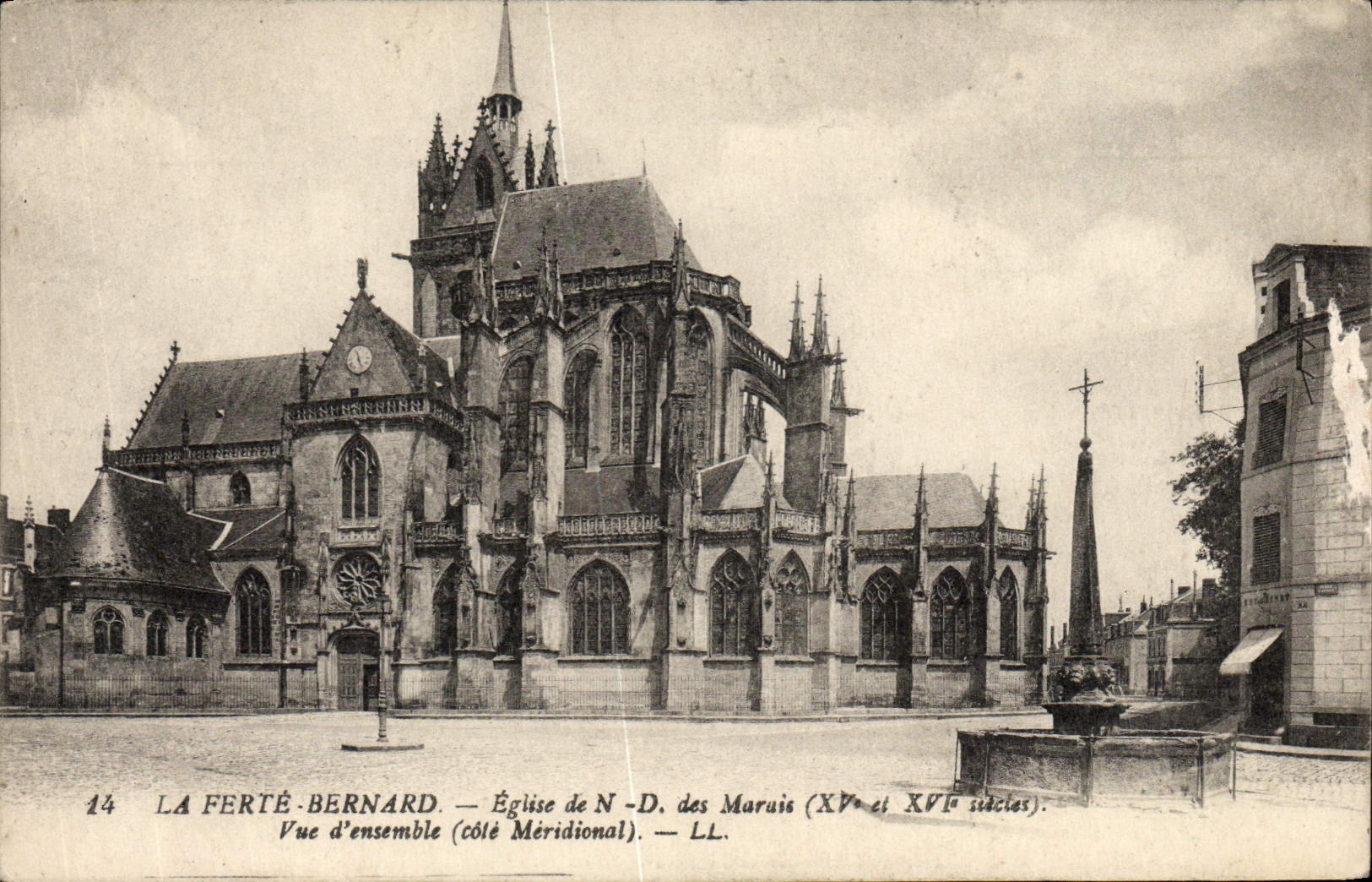CPA La Ferte Bernard Eglise De ND des Marais Vue d'Ensemble