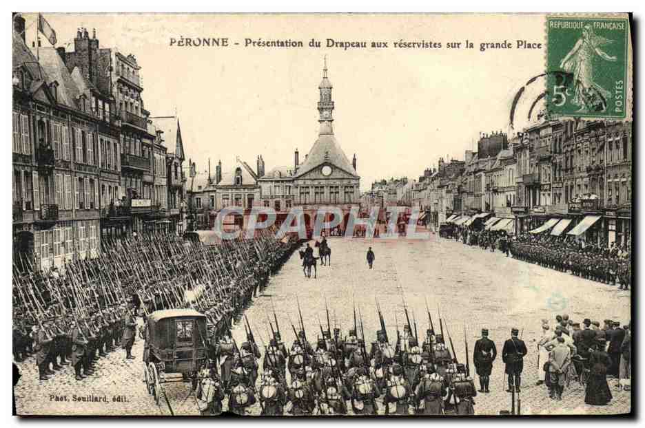 CPA Peronne Presentation Du Drapeau Aux Reservistes Sur La Grande Place Militaria 