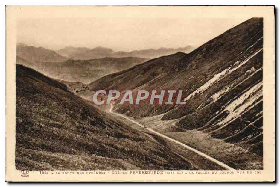 La route des Pyrénées - Col de Peyresourde (1548 m.) - La vallée du Louron vue du col