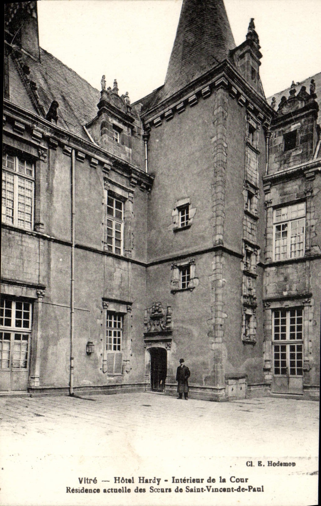 Vitré — Hôtel Hardy — Intérieur de la Cour — Résidence actuelle des Sœurs de Saint-Vincent-de-Paul — Cl. E. Hodemop