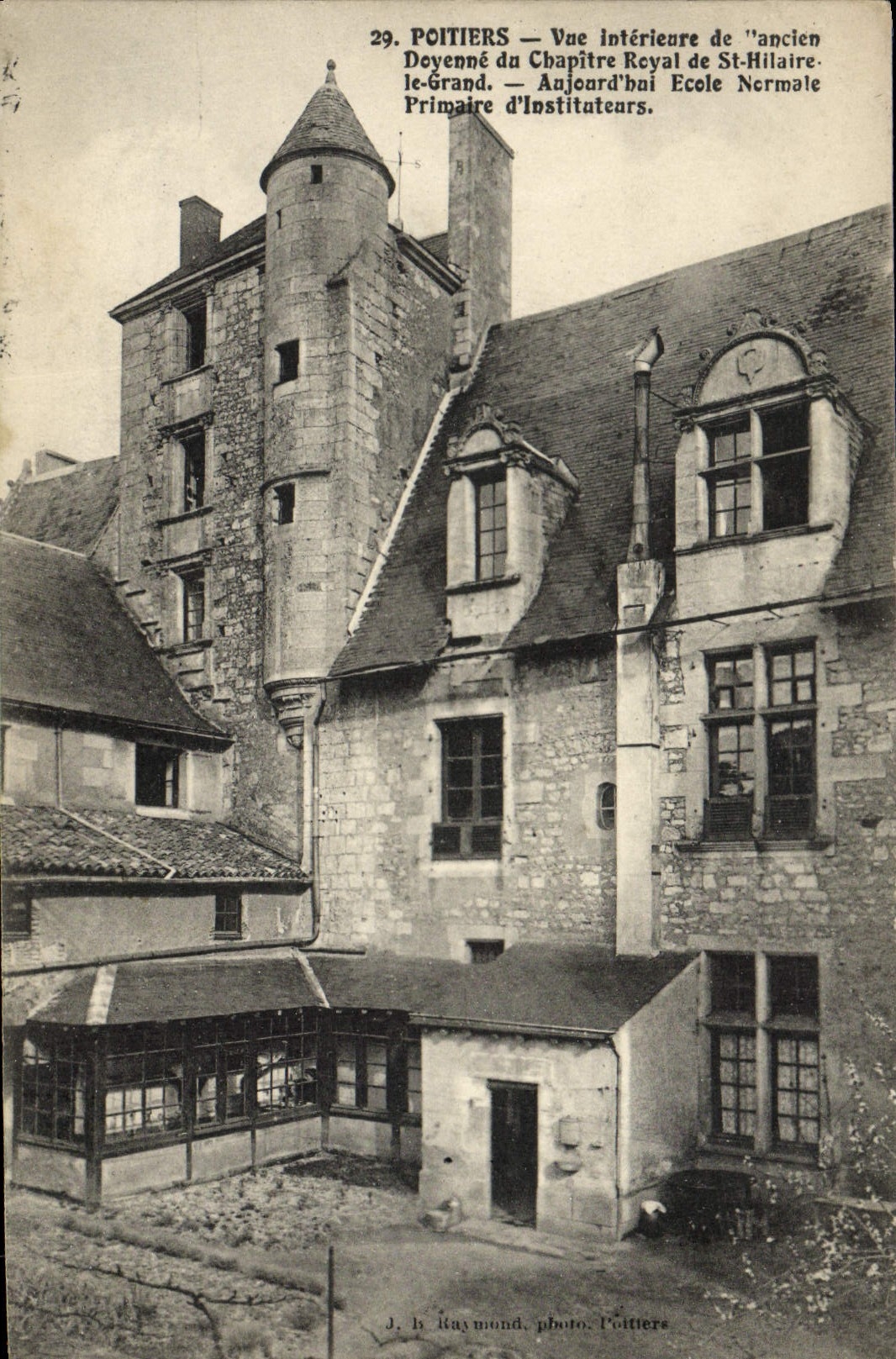 Poitiers — Vue intérieure de l'ancien Deyenné du Chapitre Royal de St-Hilaire — Ancien École Normale Primaire d'Instituteurs — J. L. Raymond, photo Poitiers