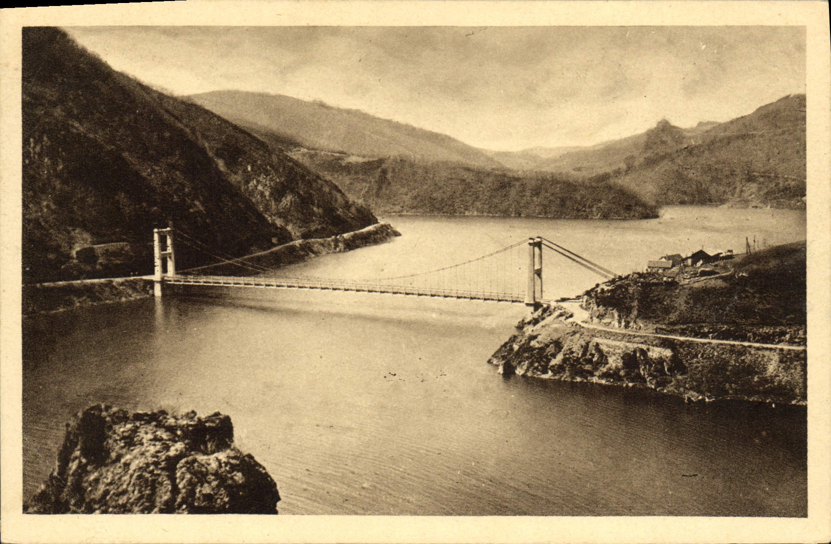 Lac de Sarrans au Tréboul — Vue aval actuellement — Mme Gaby Malmezat, Hotel-Restaurant, Mur de Barrez