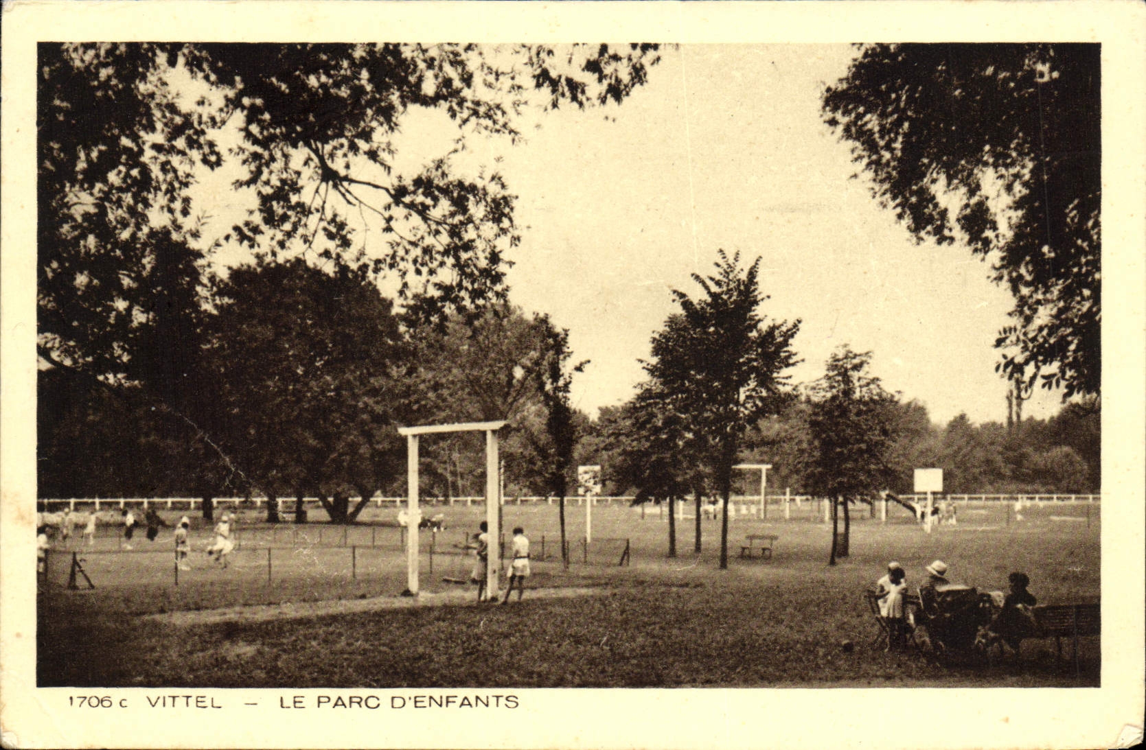 CPA Vittel Le parc d'enfants