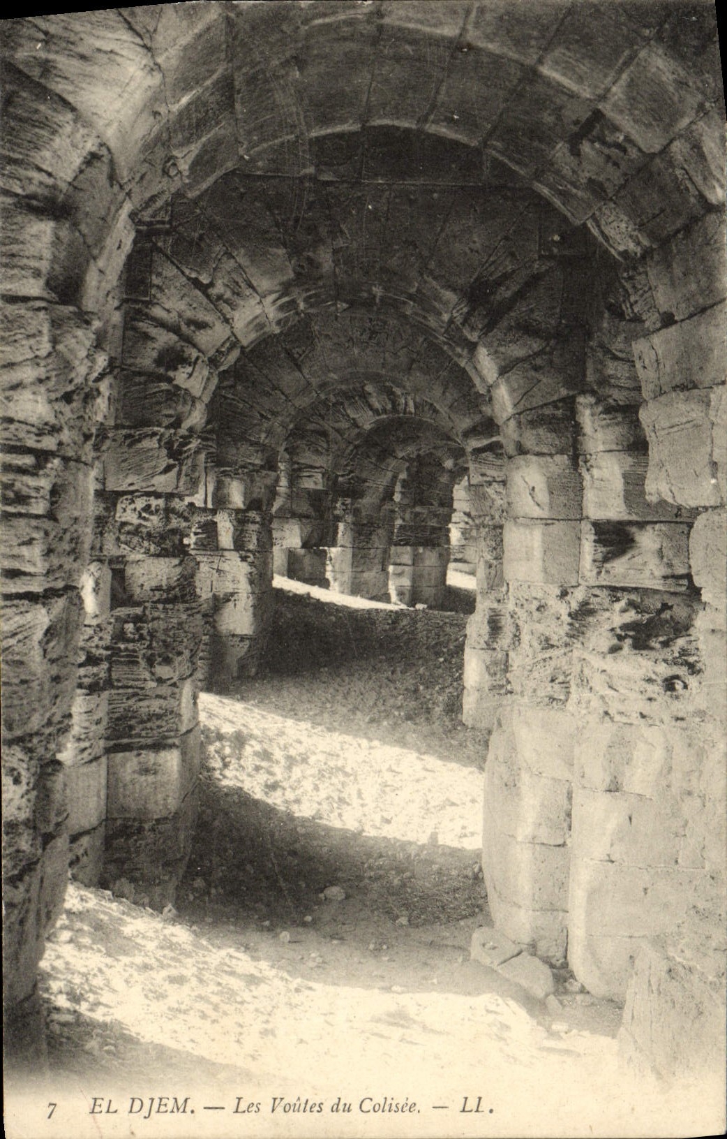 CPA El Djem les voutes du colisee