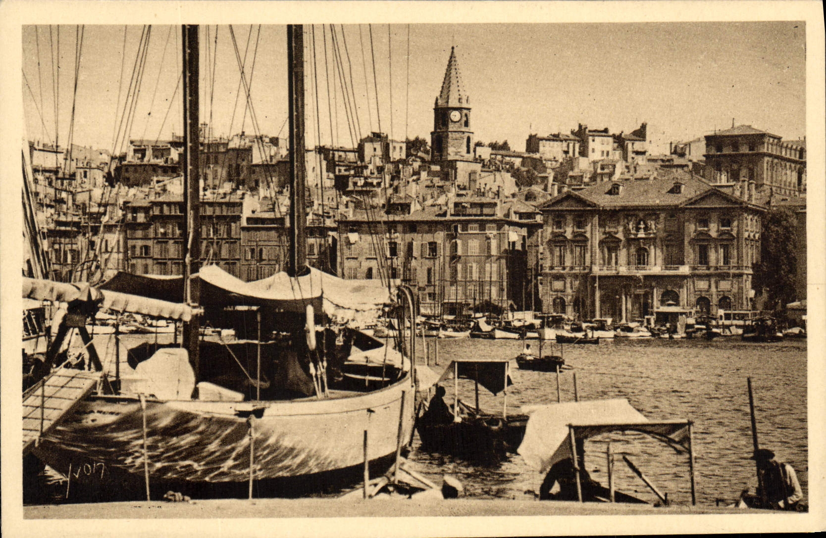 CPA Marseille Un coin du vieux port et l'hotel de ville