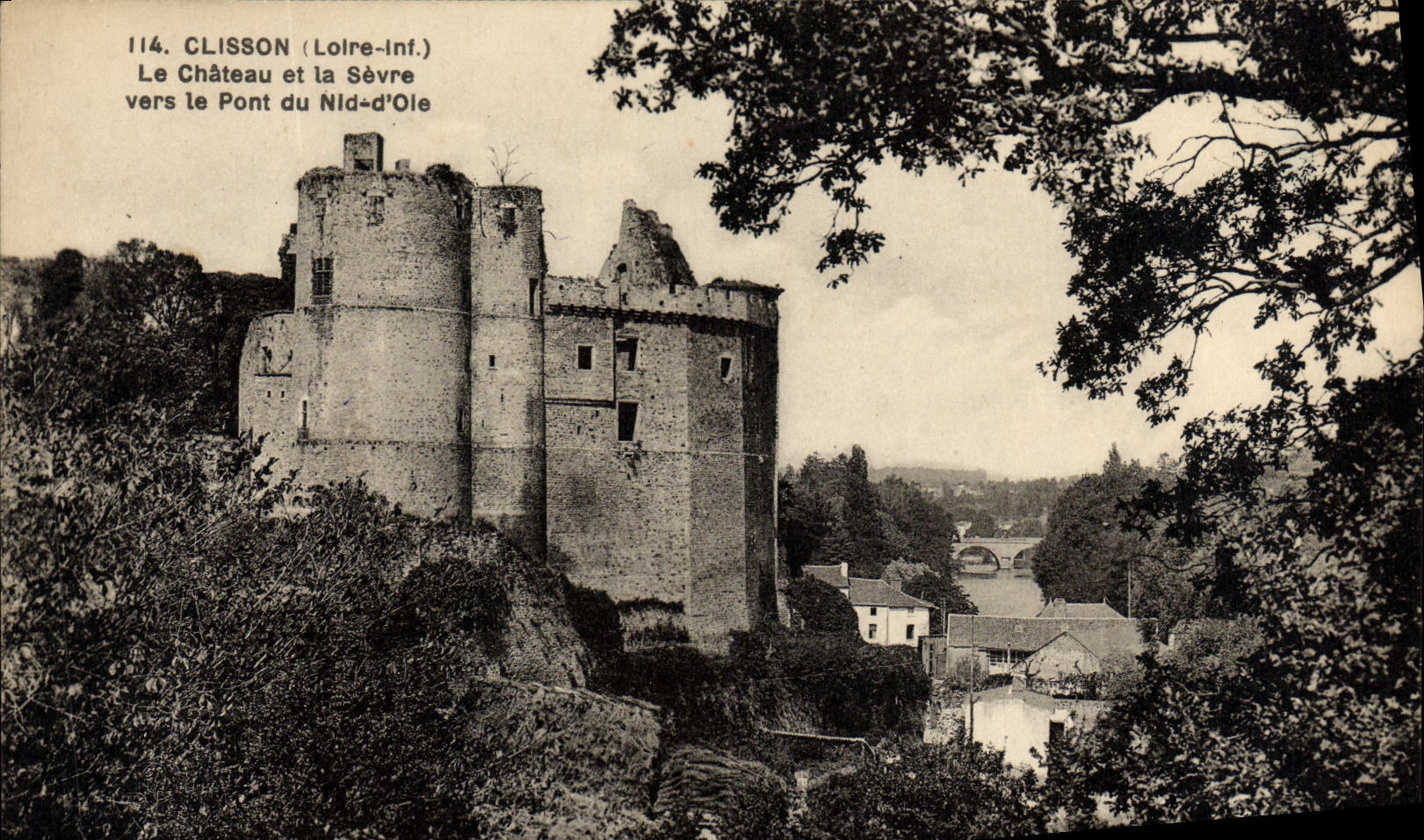 CPA Clisson Le Chateau et la Sevre vers le pont du Nid d'Oie 