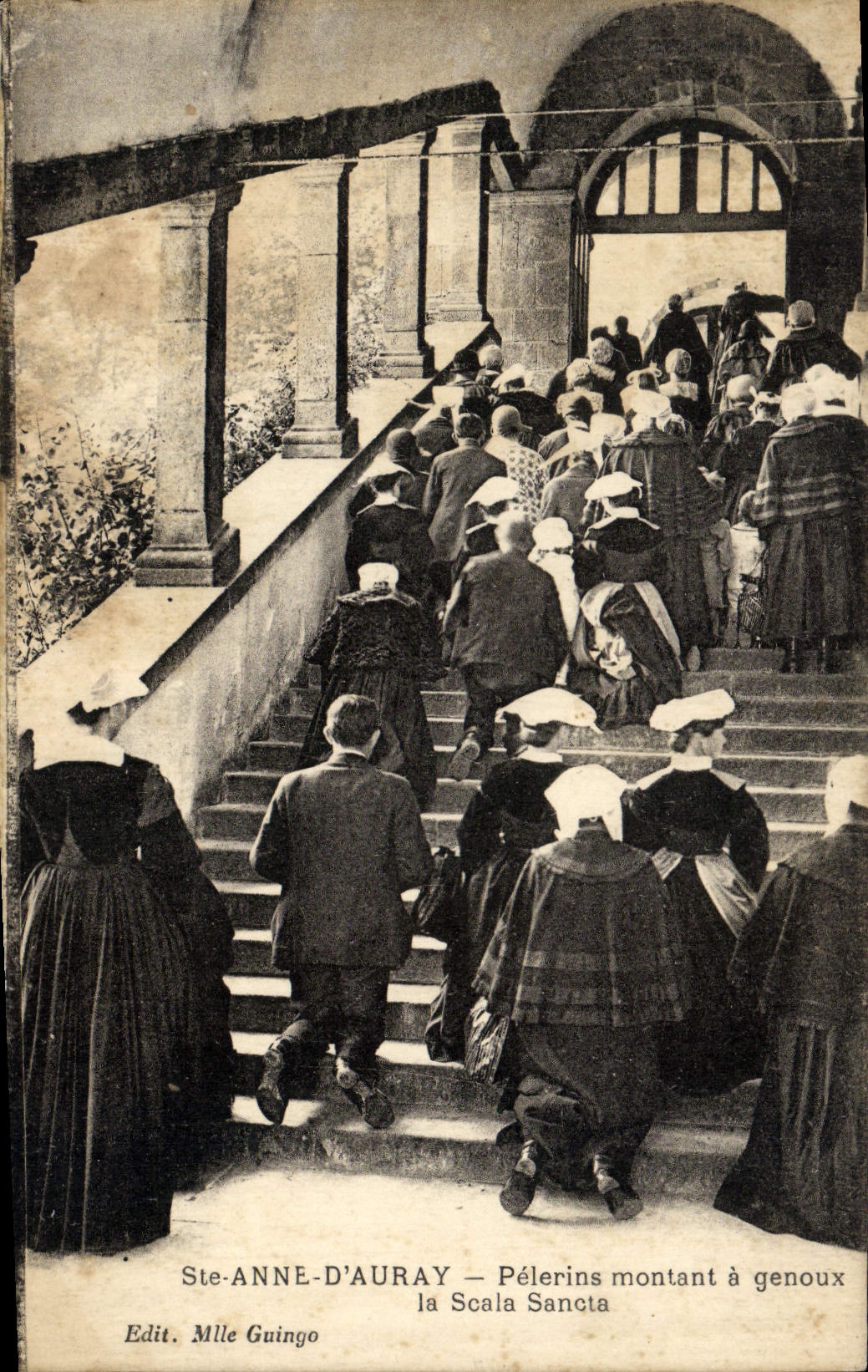 CPA Ste Anne D'Auray Pelerins Montant a genoux la Scala Sancta Folklore 