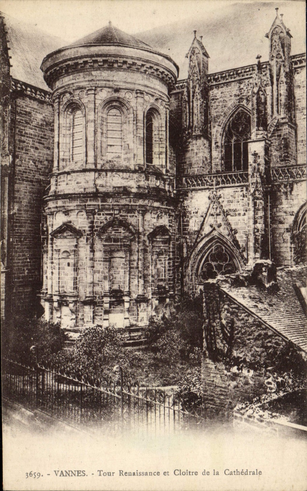 VANNES - Tour Renaissance et Cloître de la Cathédrale — Éditeur : CARTE-POSTALE, n° 3659