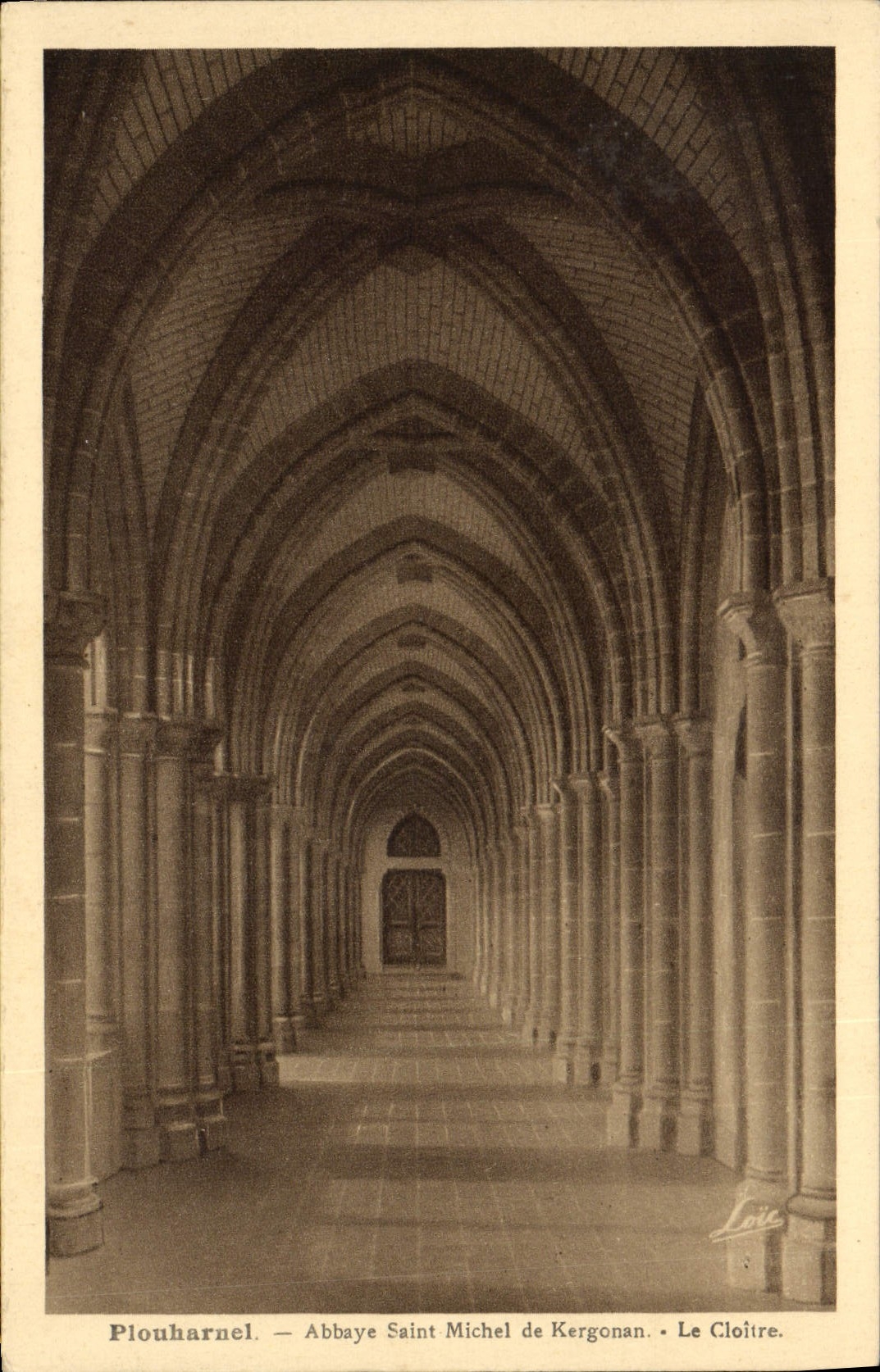 CPA Plouharnel Abbaye Saint Michel de Kergonan Le cloitre