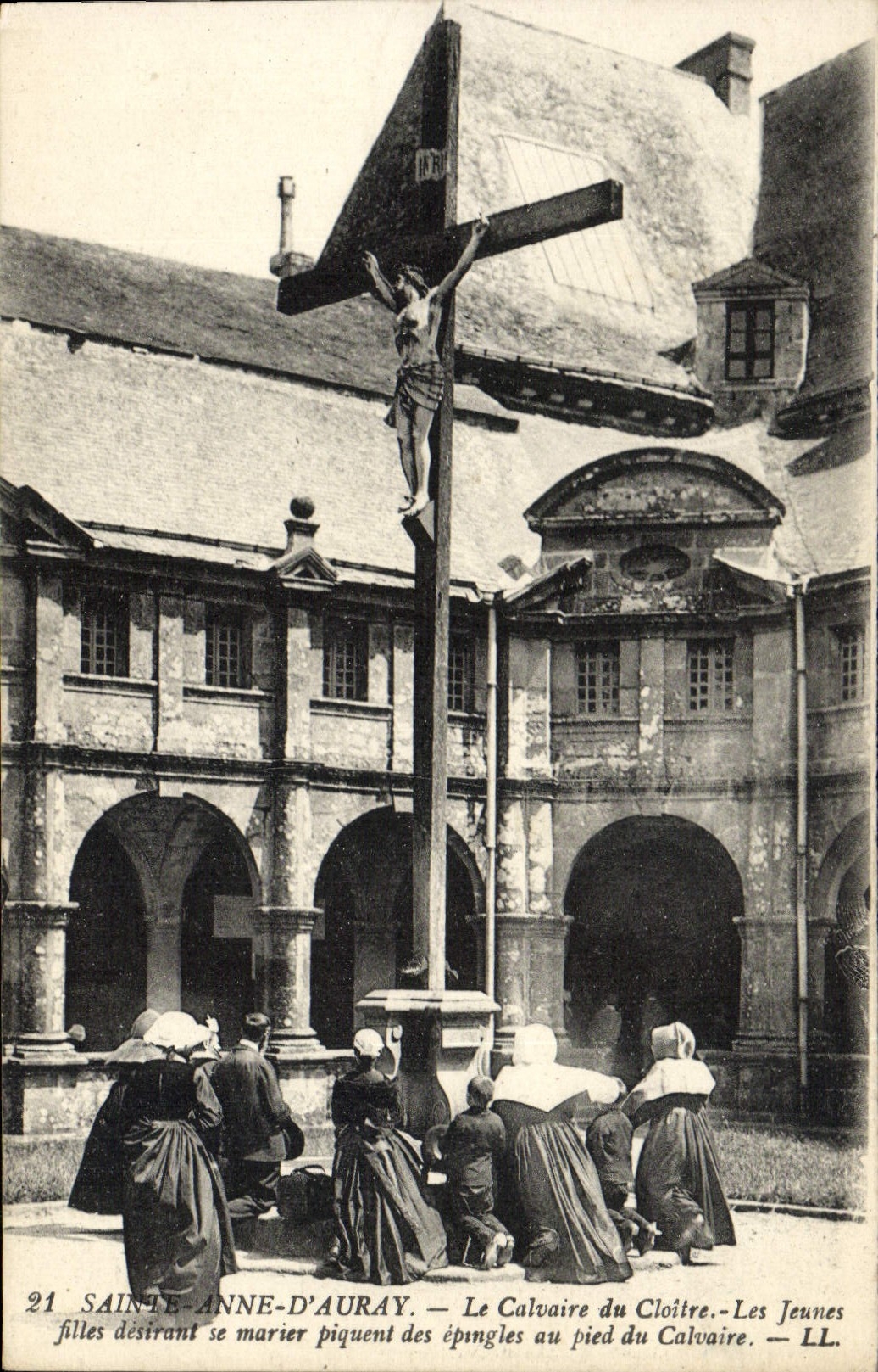 Sainte-Anne-d'Auray — Le Calvaire du Cloître — Les Jeunes Filles désirant se marier piquent des épingles au pied du Calvaire — LL.