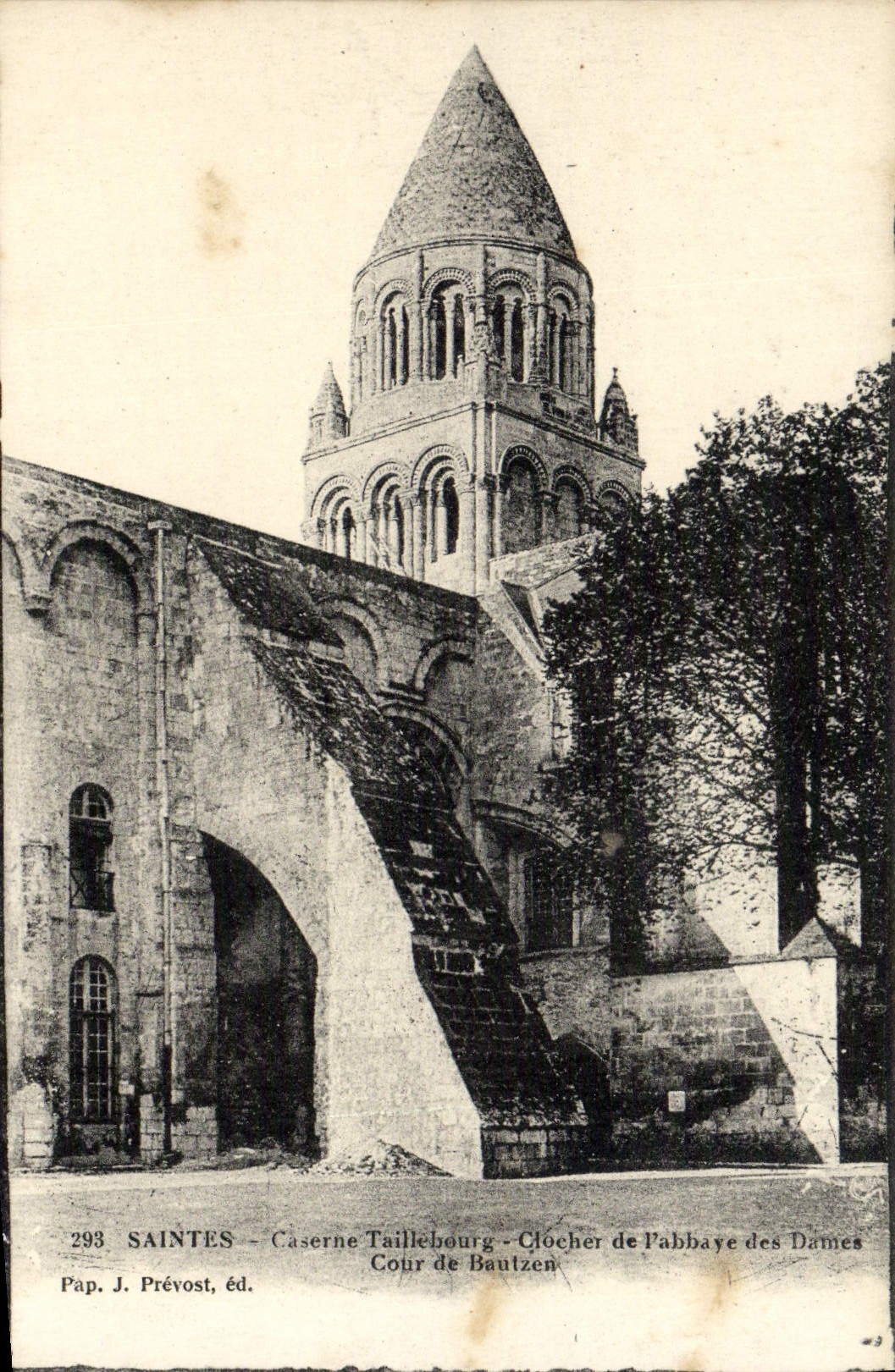CPA Saintes Caserne Taillebourg Clocher de l'abbaye des Dames Cour de Bautzen