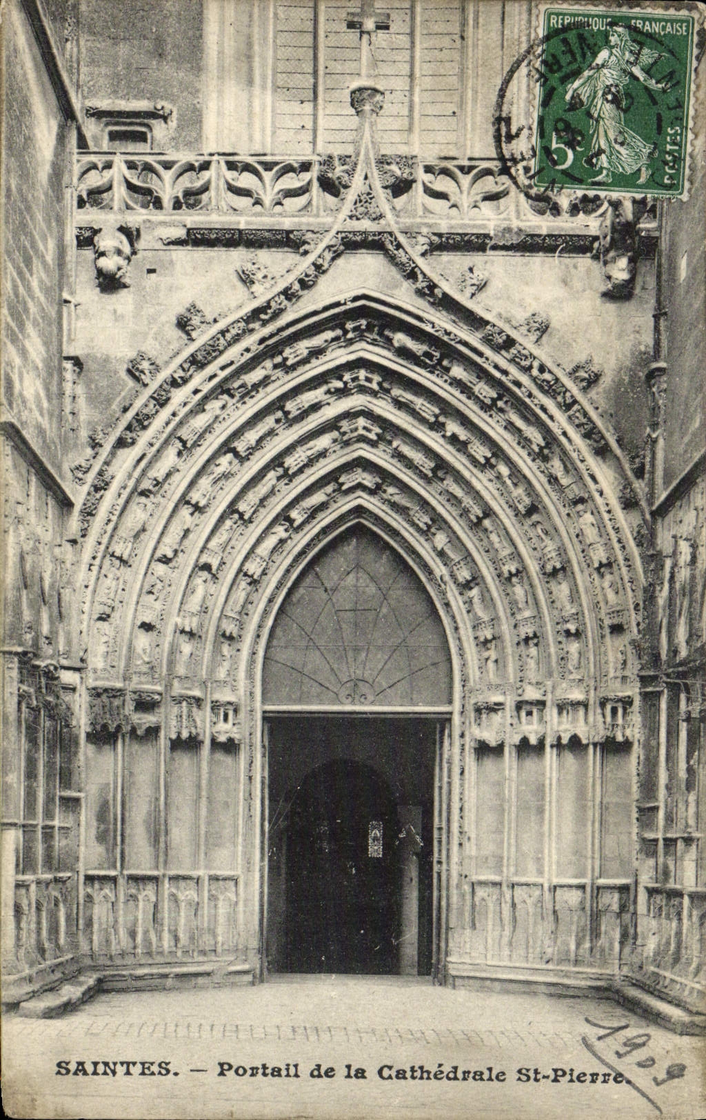 CPA Saintes Portail de la cathedrale St Pierre