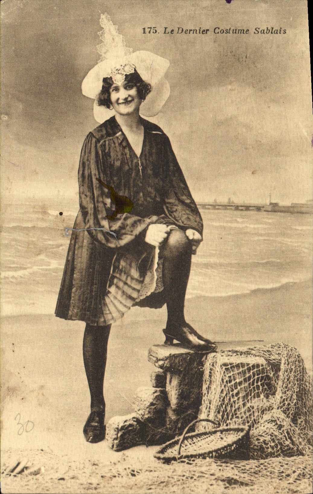 Femme en costume sablais — Sables d'Olonne — J. Nozais, édit. n°175