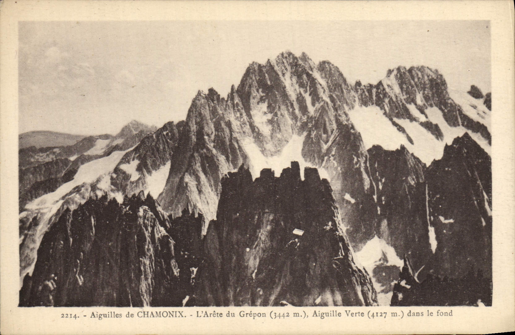 CPA Aiguilles de Chamonix L'Arete du Grepon Aiguille verte dans le fond