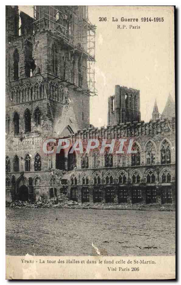 CPA Ypres La tour des Halles et dans le fond celle de St Martin Militaria