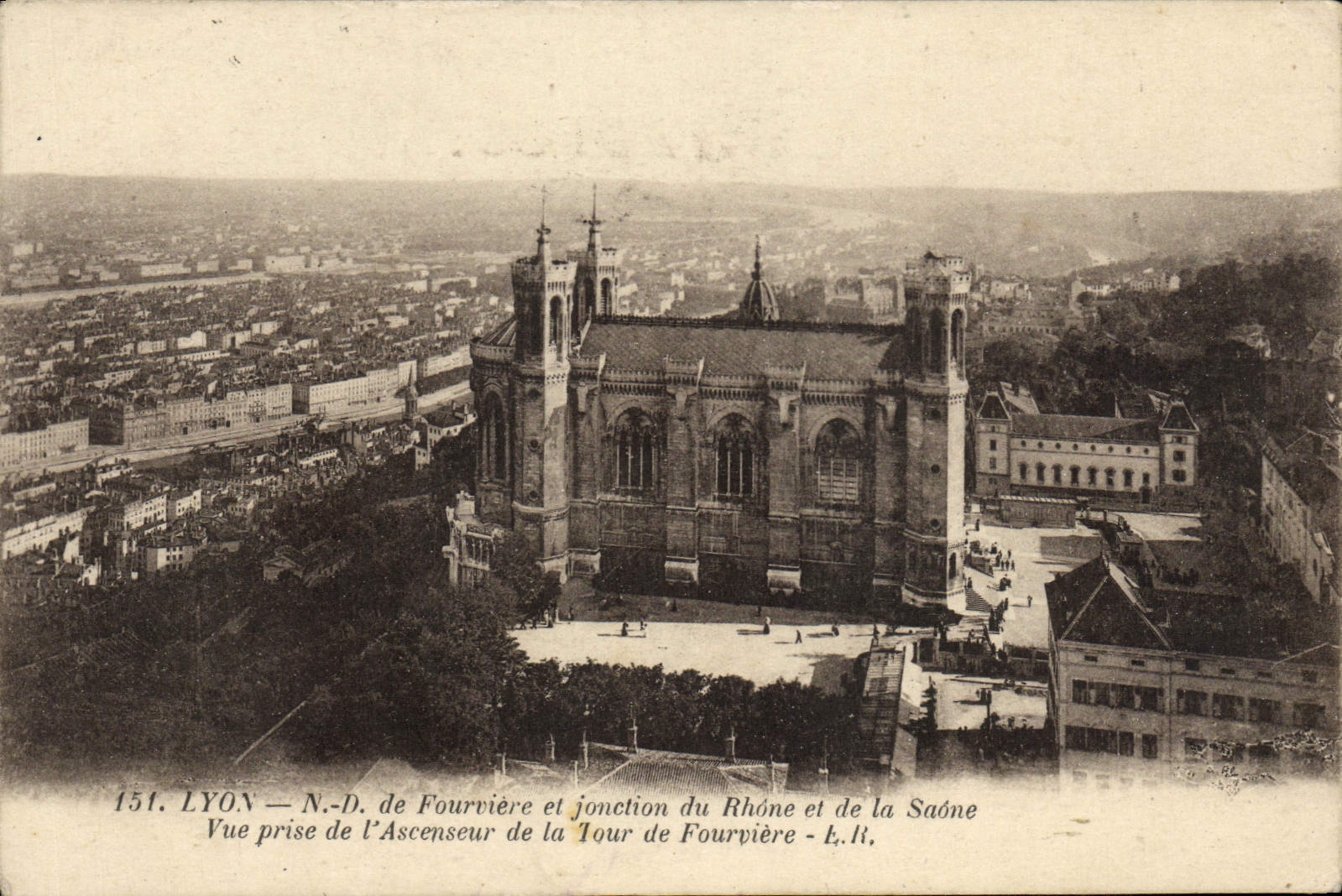 LYON — N.-D. de Fourvière et jonction du Rhône et de la Saône — Vue prise de l'Ascenseur de la Tour de Fourvière — E. It.