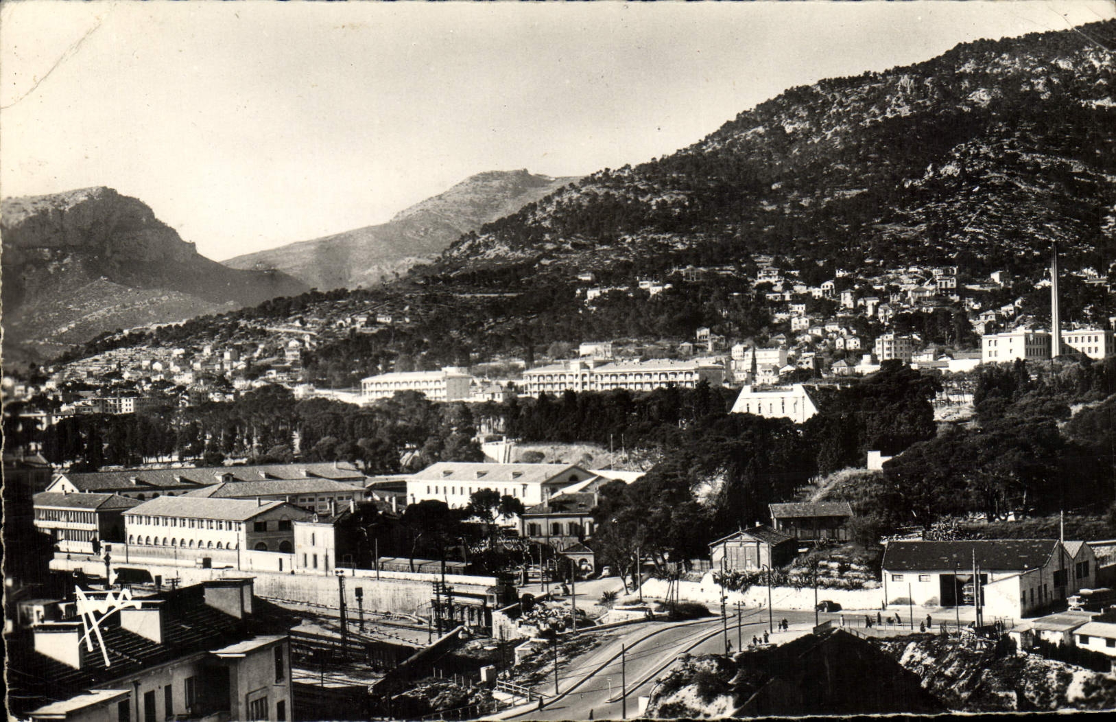 CPM Cote d'Azur Toulon Vue Sur la Caserne Grignan et l'hopital Sainte Anne 