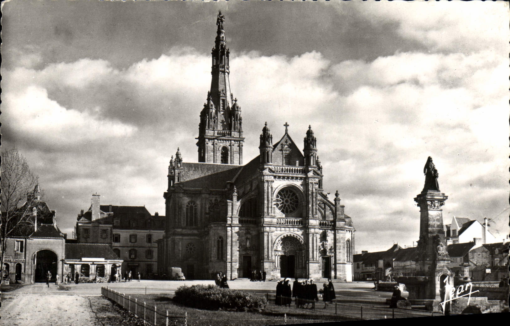 CPM Ste Anne D'Auray Basilque et Fontaine Miracuieuse