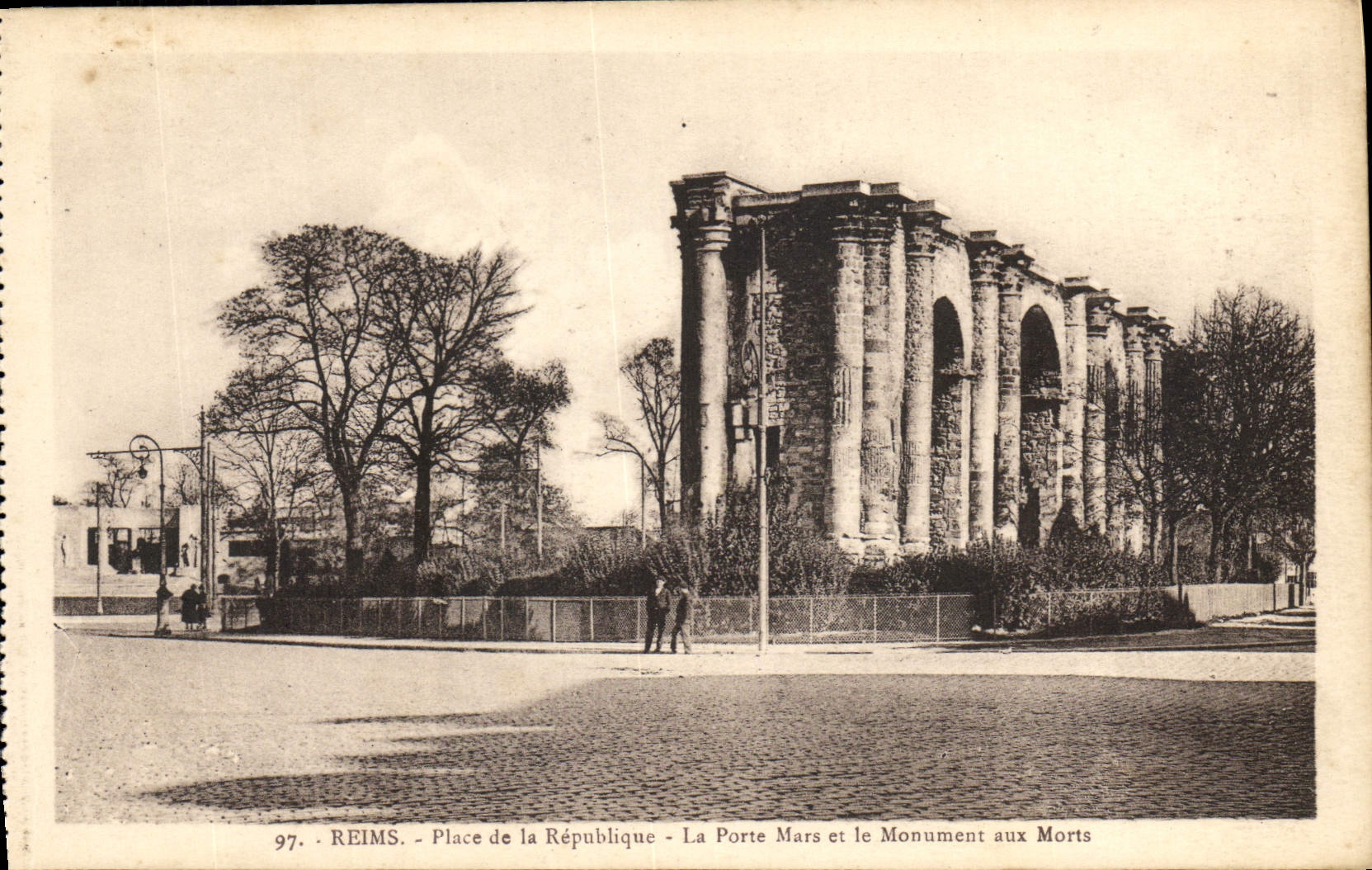 CPA Reims Place De La Republique La Porte Mars Et Le Monument Aux Morts