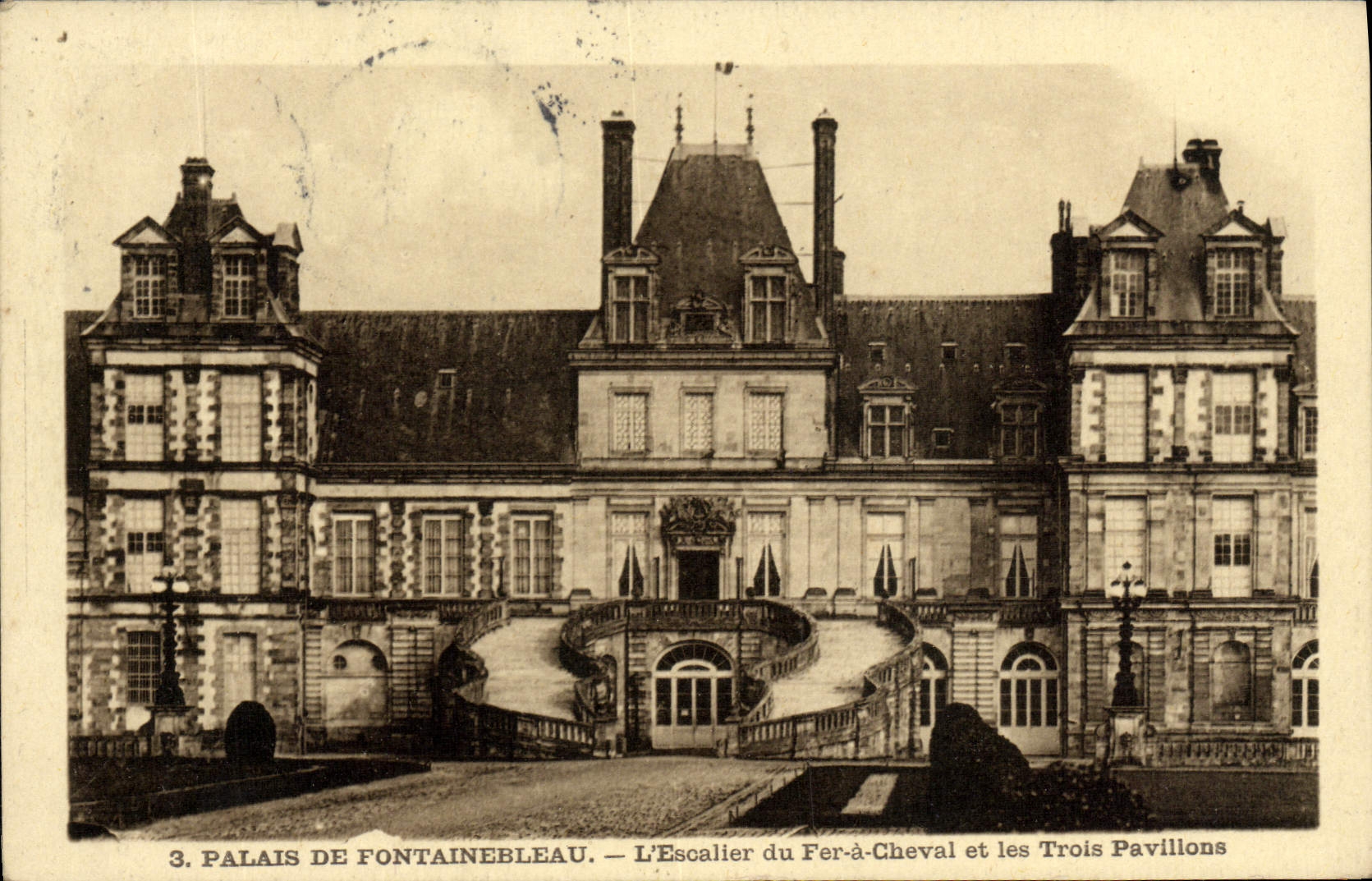 Schloss Fontainebleau — Die Eisenpferdestiege und die drei Pavillons — Verlag unbekannt, n°3