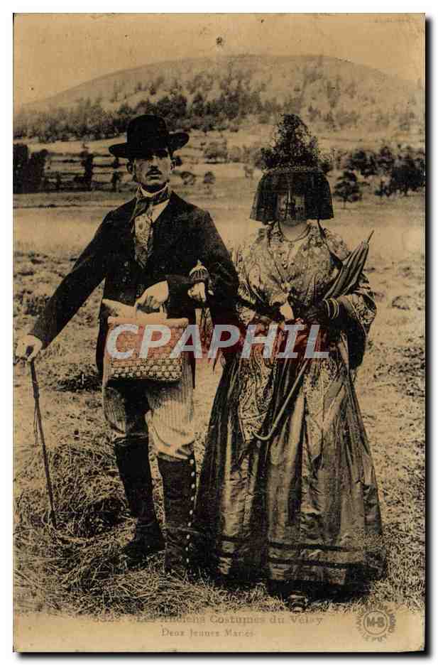 CPA Les costumes du Velay DEux jeunes Maries Folklore