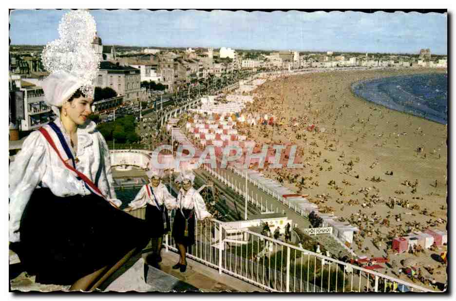 CPMLes Sables D'Olonne Sablaises Devant La Plage Folklore