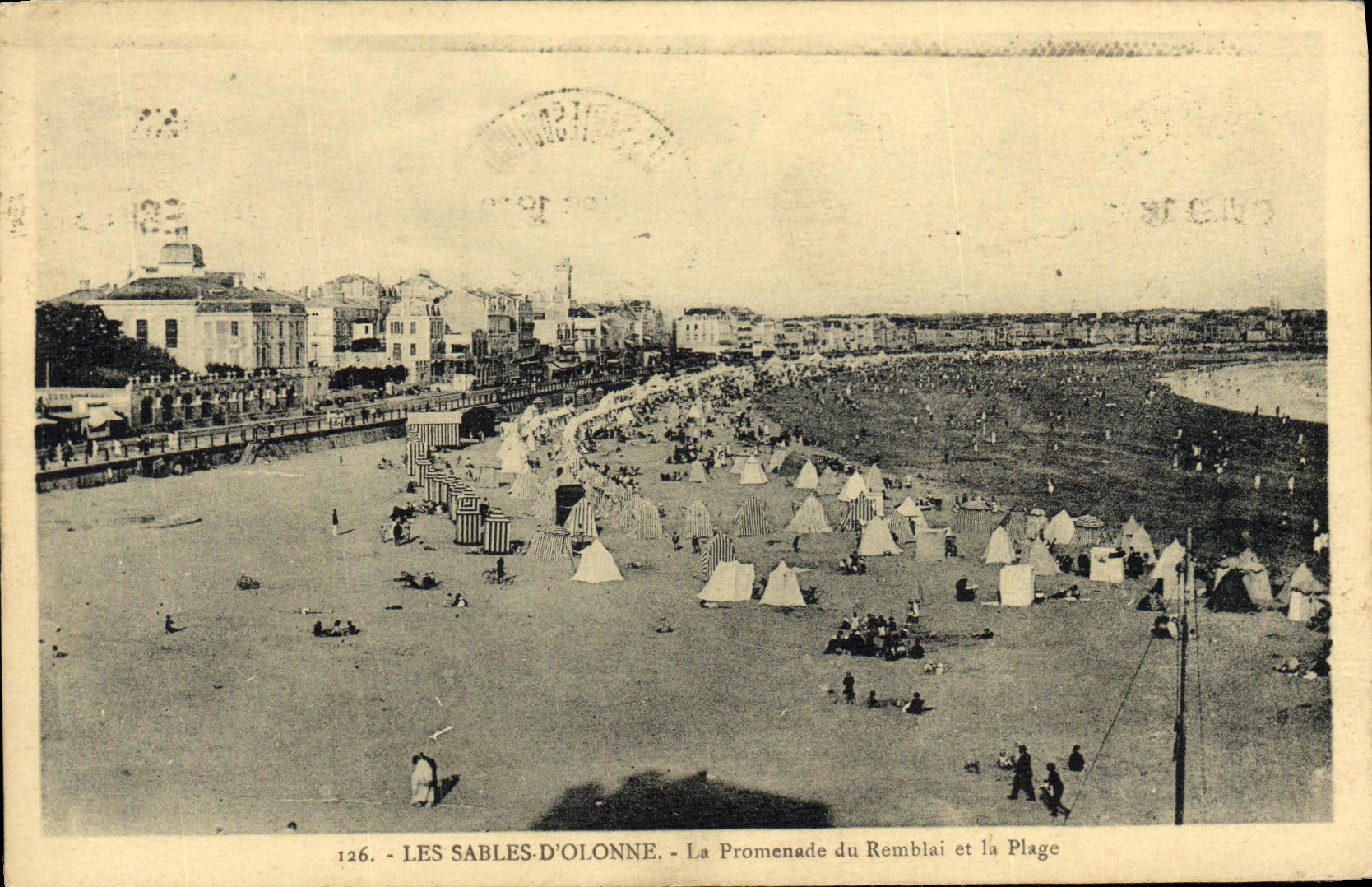 LES SABLES-D'OLONNE - La Promenade du Remblai et la Plage