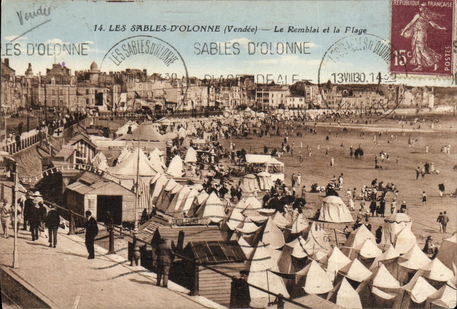 CPA Les Sables D'Olonne Le Remblai Et La Plage