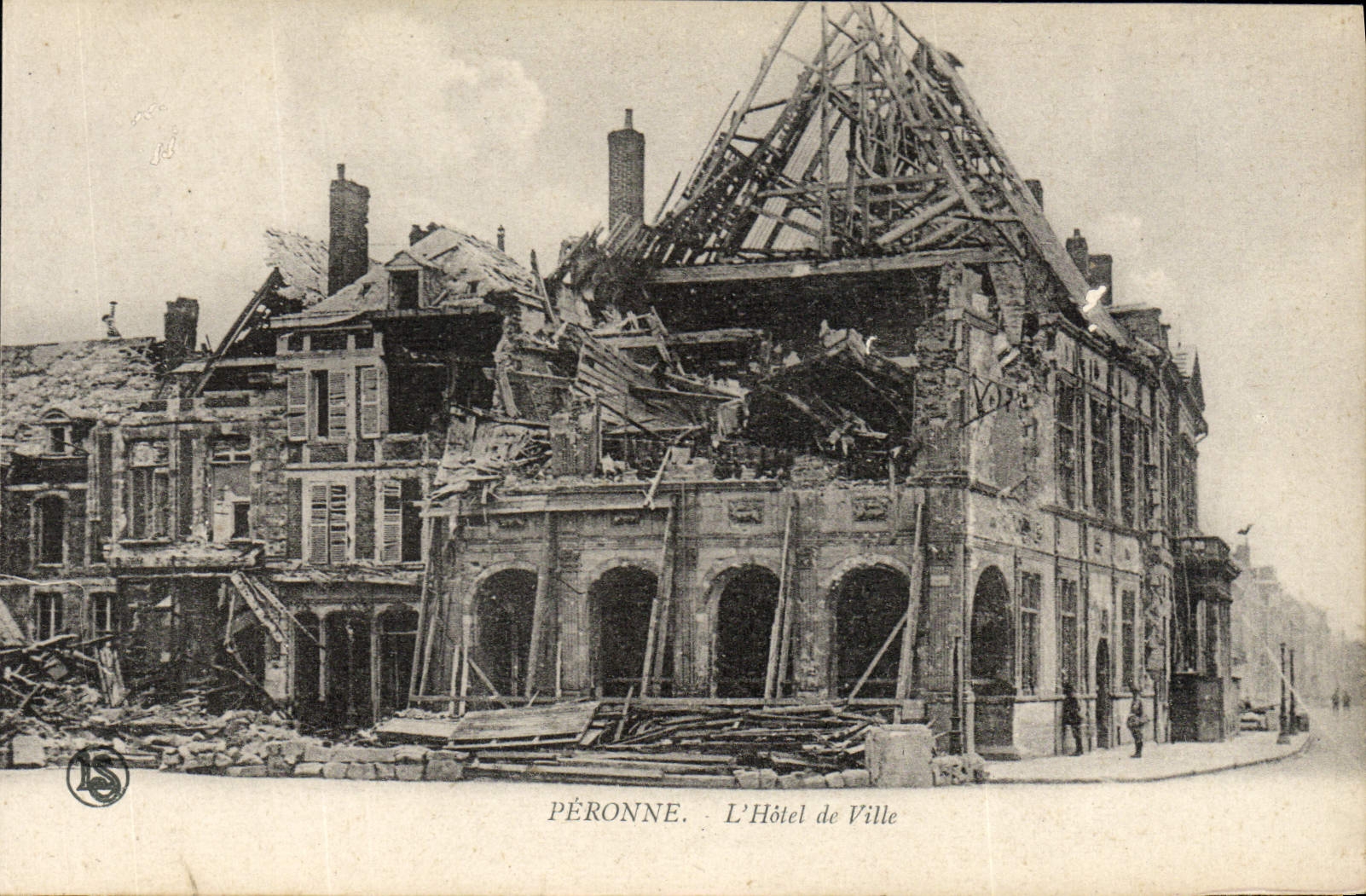CPA Peronne L'Hotel De Ville Militaria