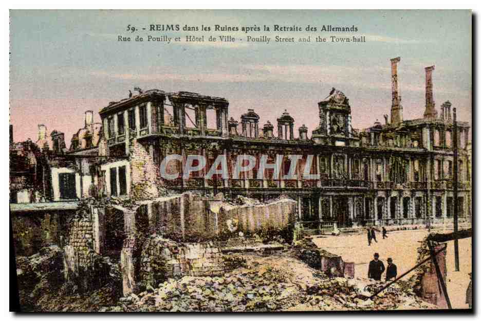 CPA Reims Dans Les Ruines Apres La Retraite Des Allemandes Rue De Pouilly Et Hotel De Ville Militaria