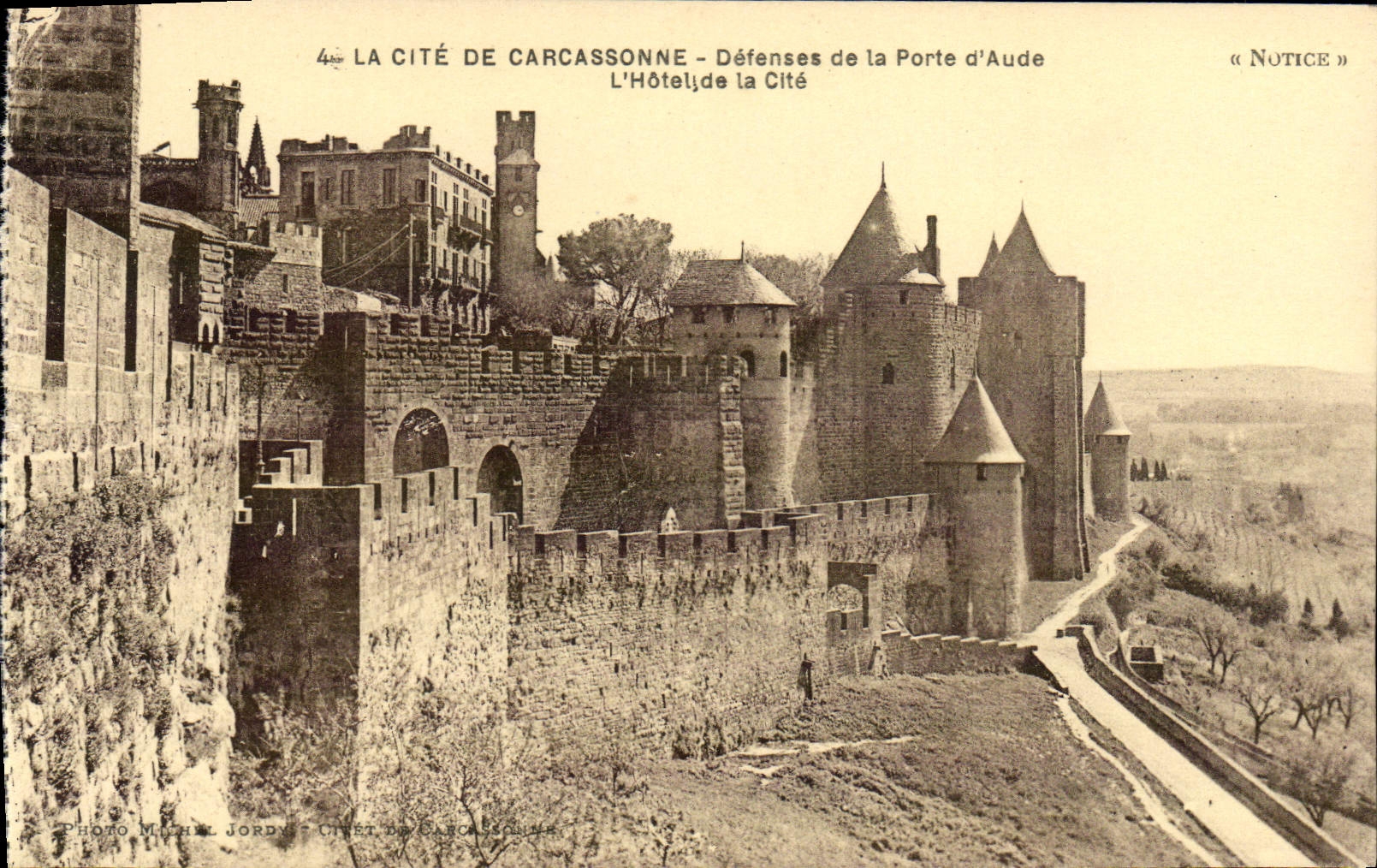 CPA La Cite De Carcassonne Defenses De La Porte D'Aude L'Hotel De La Cite