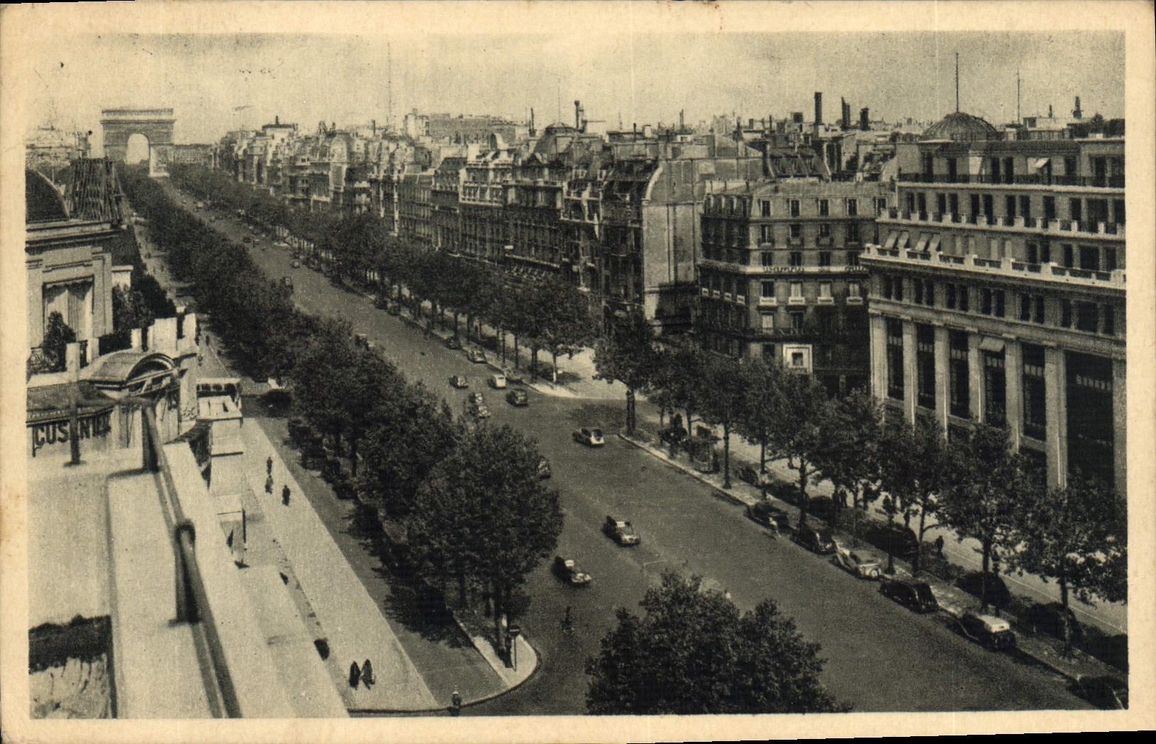 CPA Paris L'Avenue Des Champs Elysees Arc de Triomphe