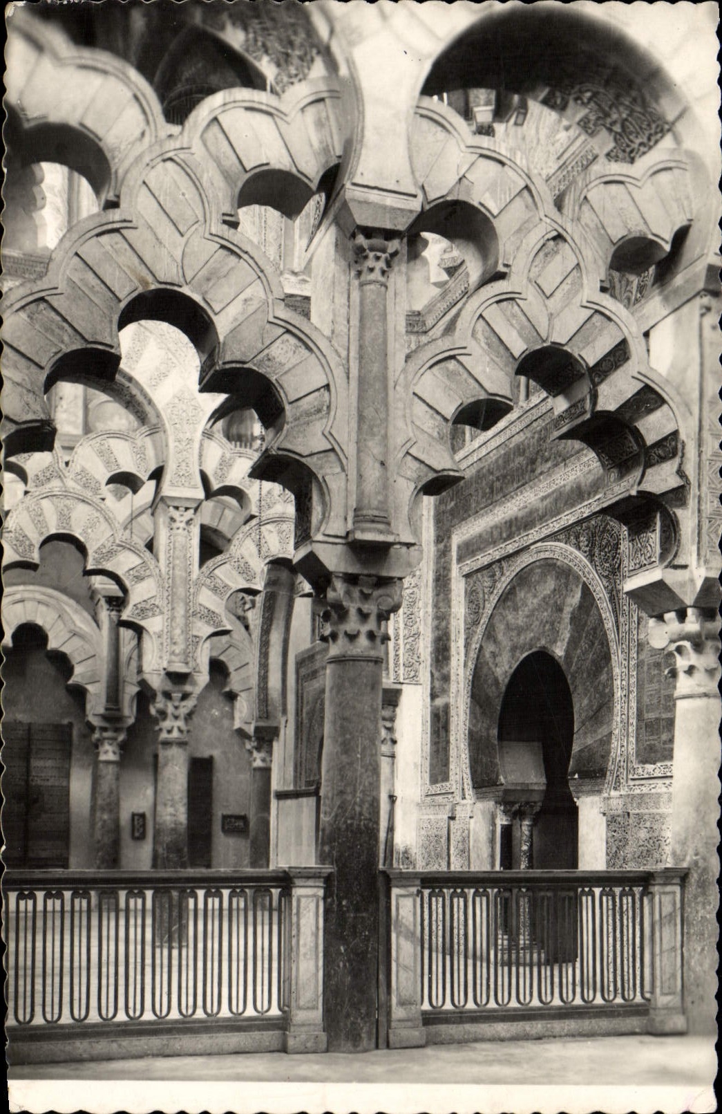 Mosquée-Cathédrale de Cordoue — Colonnes du Mihrab, Xe siècle — Parjete Postal