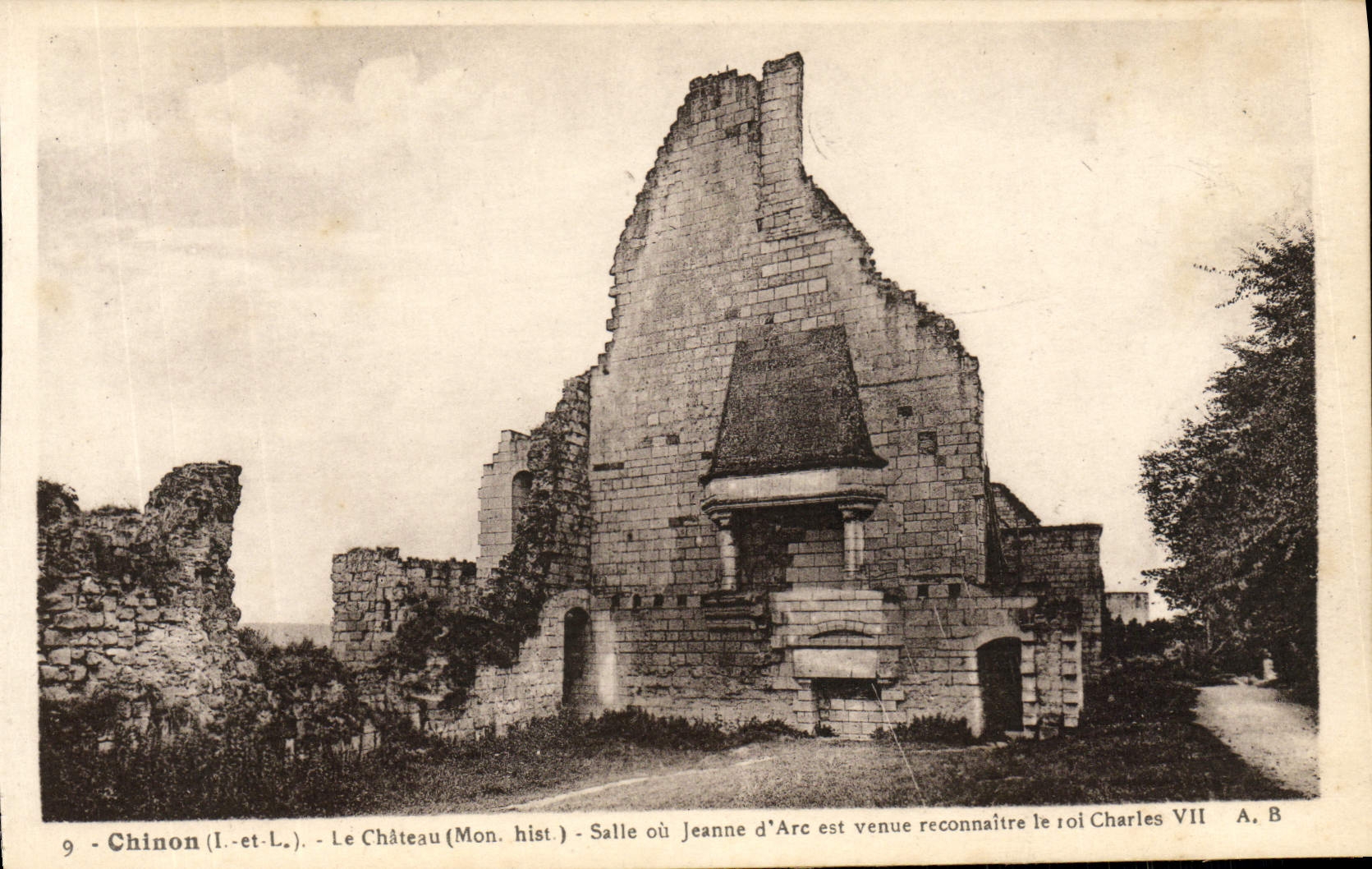 CPA Chinon Le Chateau Salle Ou Jeanne D'Arc Est Venue reconnaitre le roi Charles VII