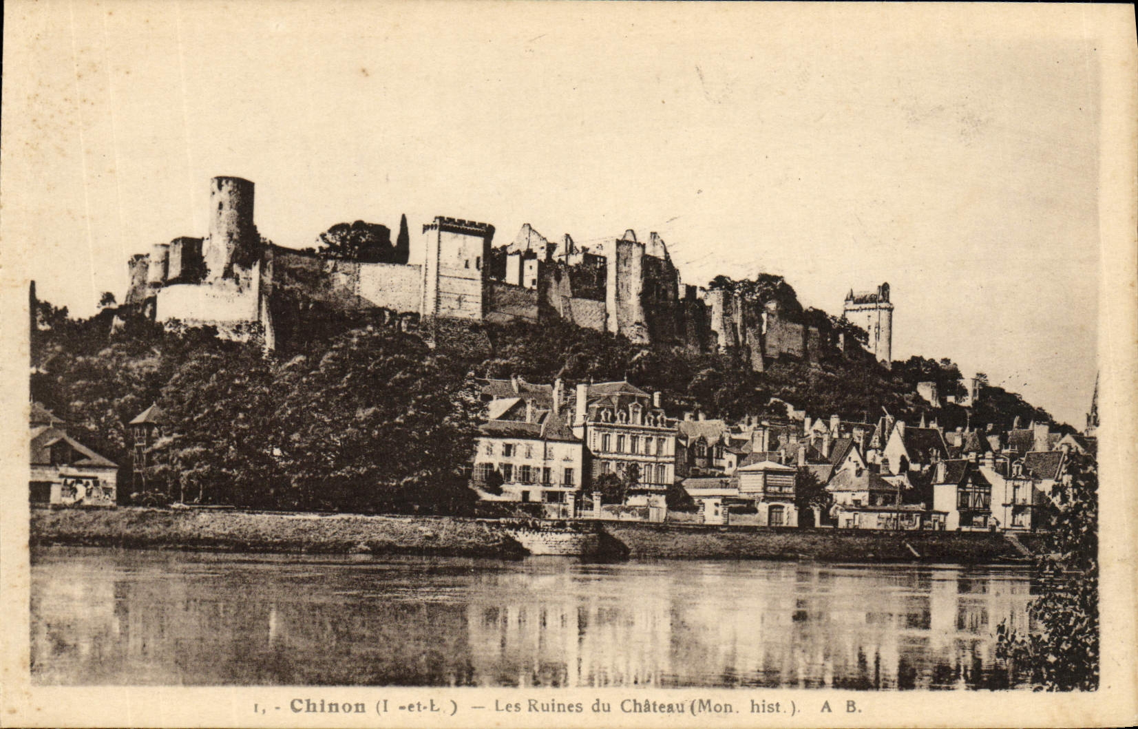 CPA Chinon Les Ruines Du Chateau