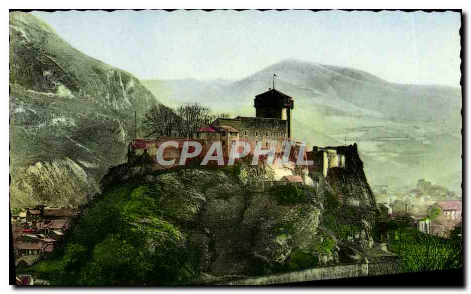 CPM Lourdes Vue Generale Le chateau fort
