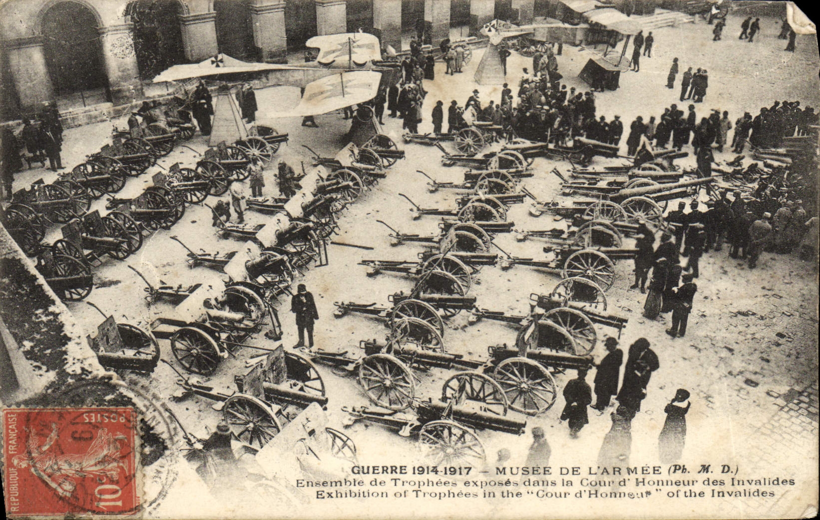 CPA Guerre 1914 1917 Musee de l'armee Paris Ensemble des trophees exposes dans la cour d'honneur Avion