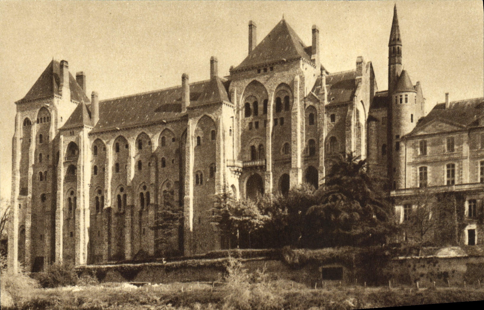 L'Abbaye de Solesmes (Sarthe) — Les Bâtiments de 1896, vus de l'Île Saint-Clément — Édition de l'Abbaye de Solesmes