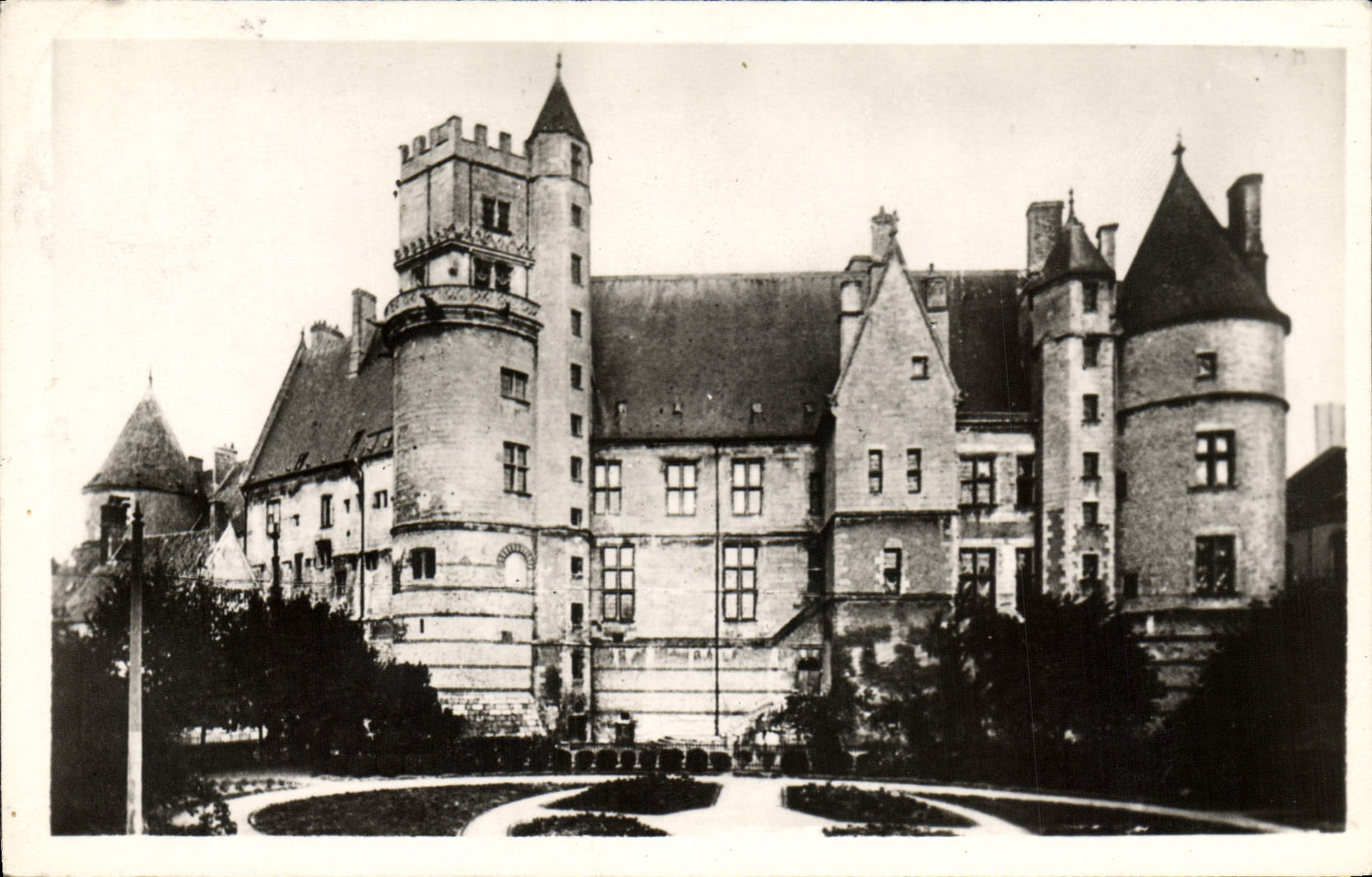 CPA Bourges Palais Jacques Vue Prise de la Place Berry