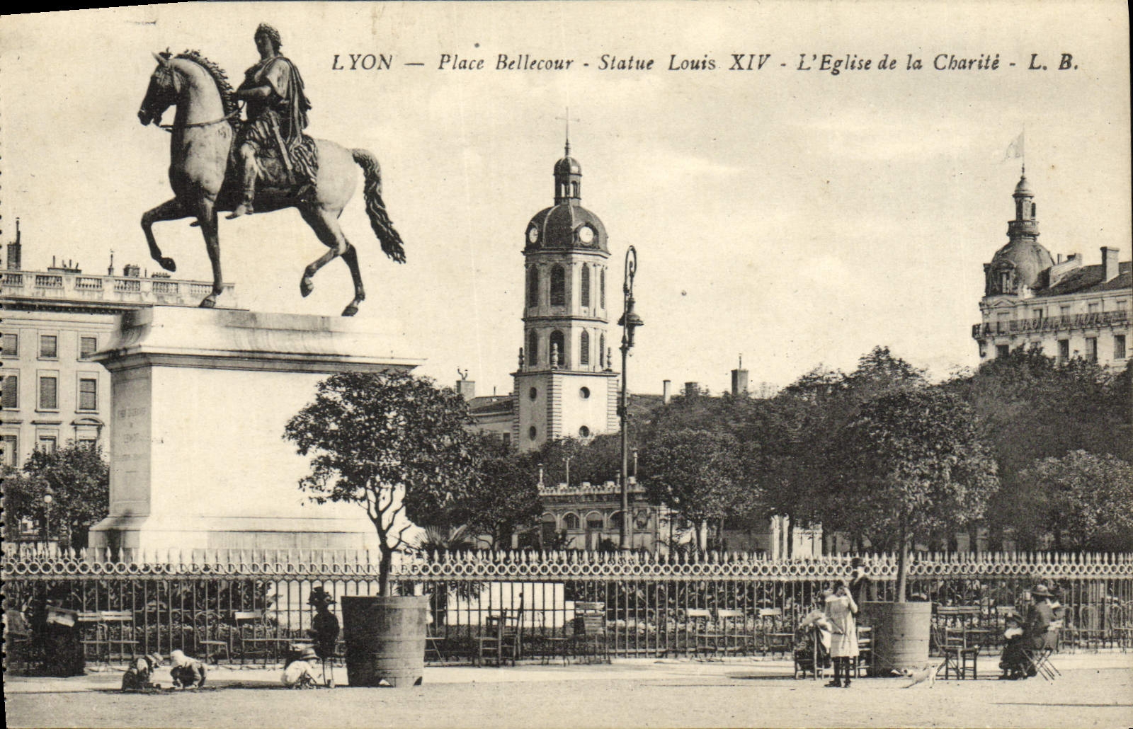 LYON — Place Bellecour — Statue Louis XIV — L. B.