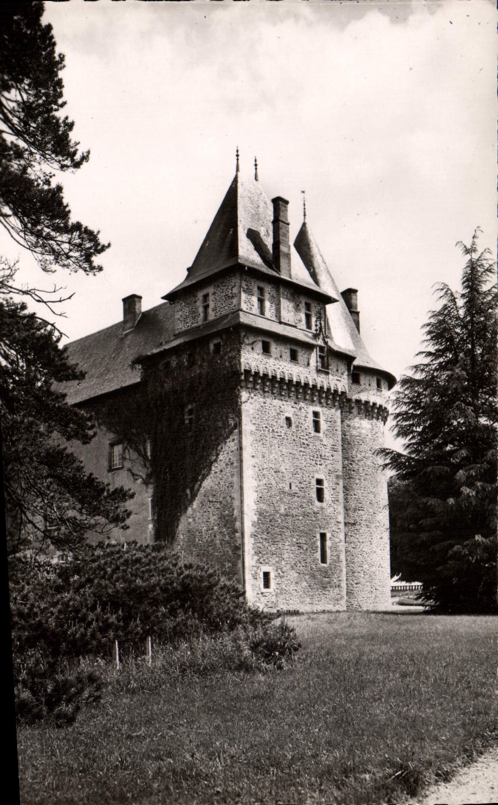 CPM Pompadour Le Chateau La Tour carree