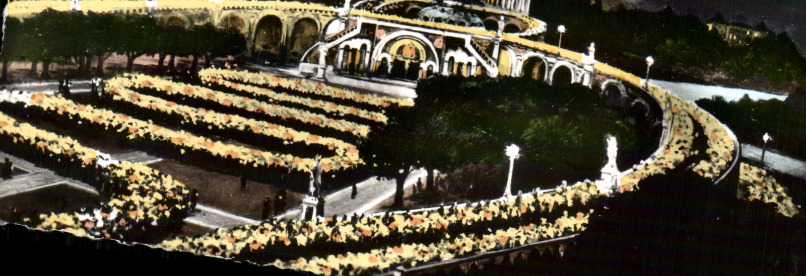 CPM Lourdes La Basilique illuminee et la procession aux flambeaux
