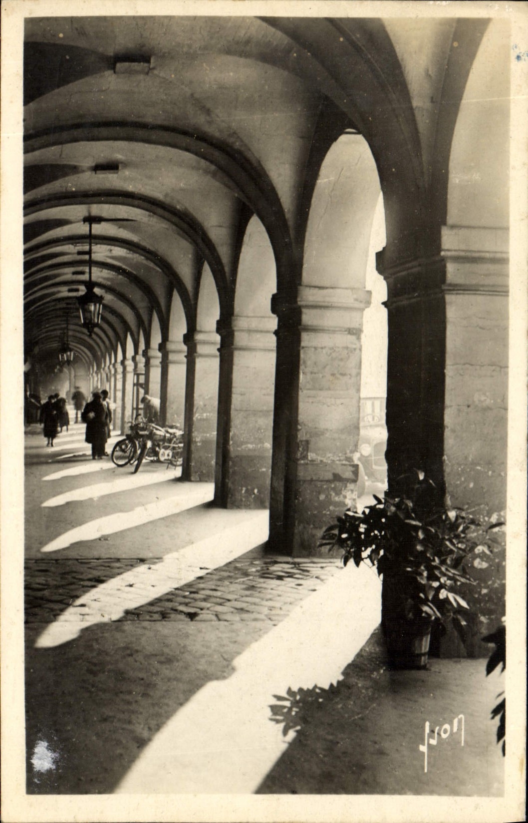 CPM Paris Arcades de la place des Vosges 