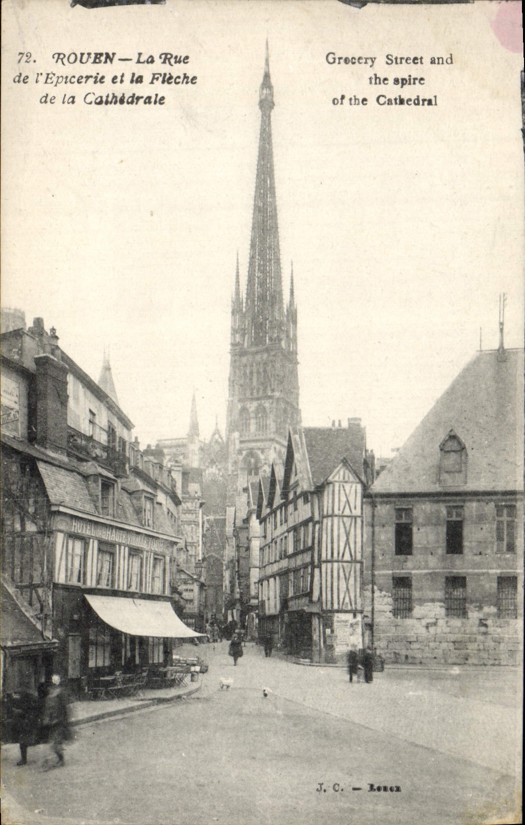 CPA Rouen La Rue de L'Epicerie et la Fleche de la cathedrale