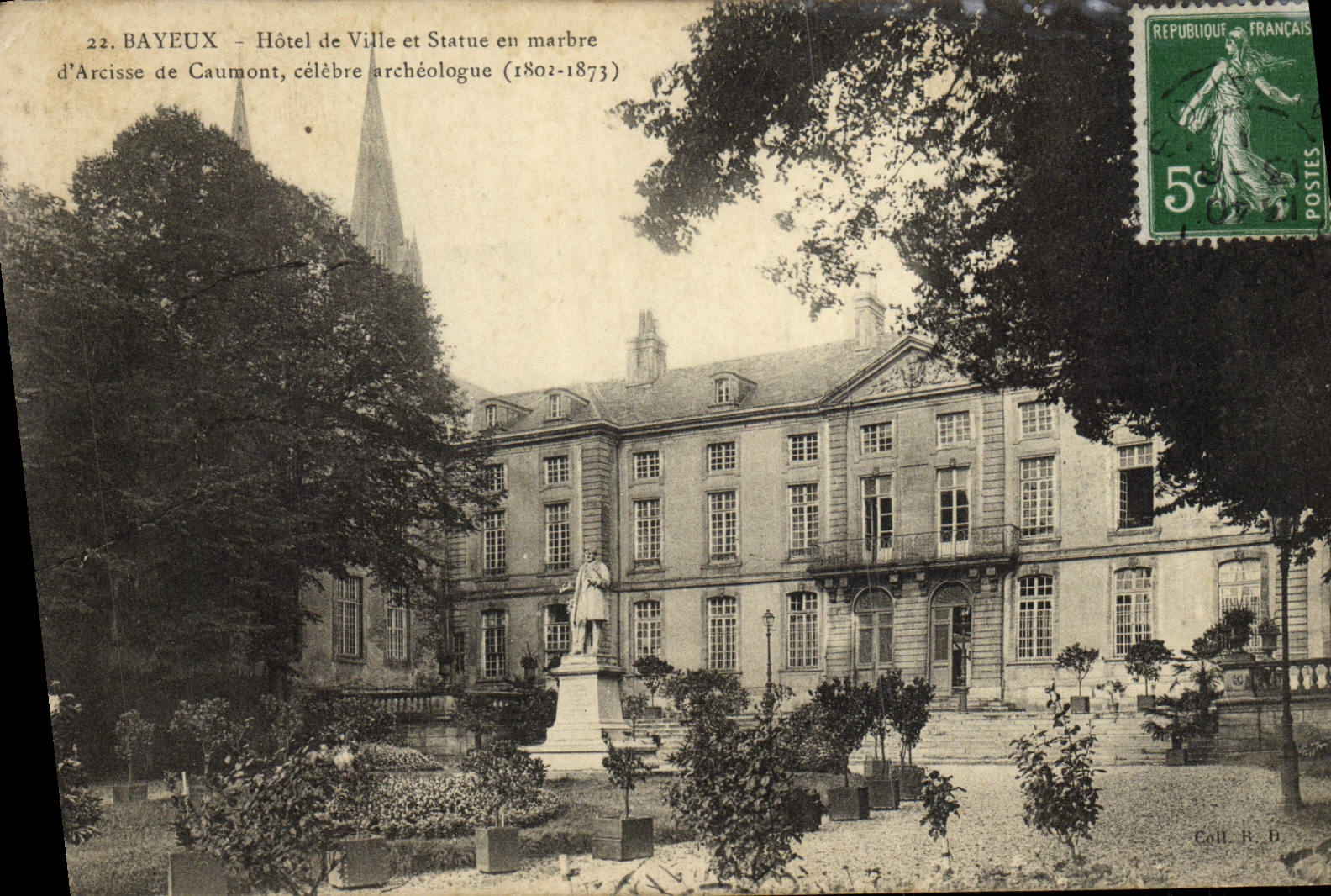 Bayeux - Hôtel de Ville et Statue en marbre d'Arcisse de Caumont (1802-1873)