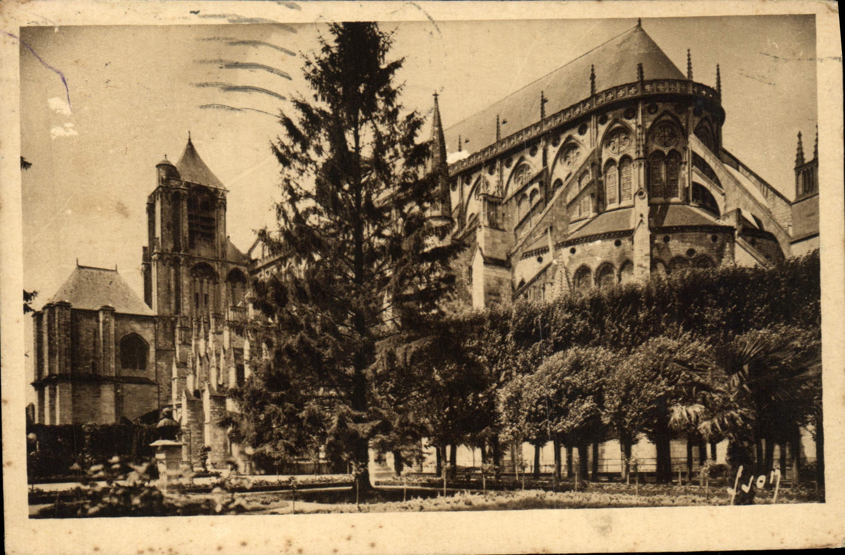 CPA Bourges La cathedrale vue du ajrdin public 
