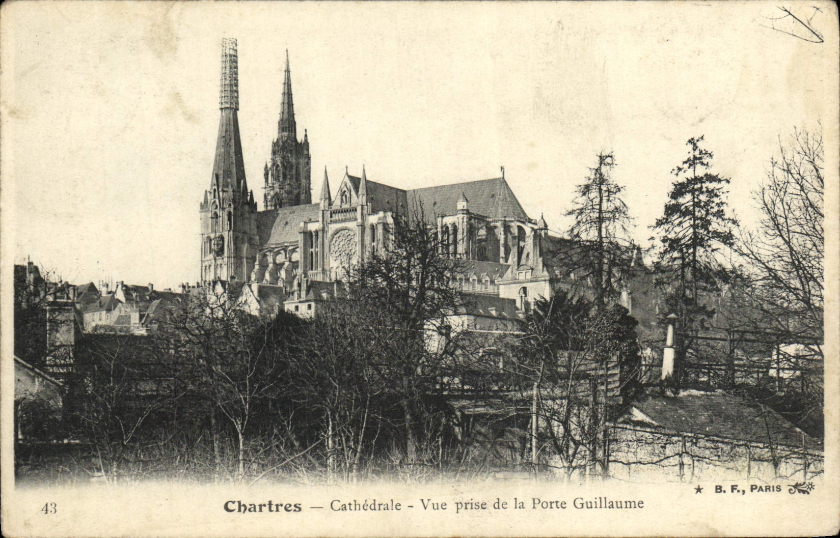 CPA Chartres Cathedrale Vue Prise de la Porte Guillaume
