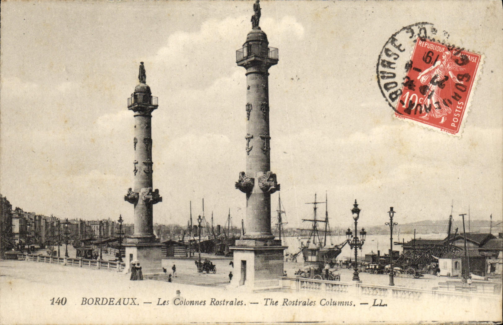 CPA Bordeaux Les colonnes Rostrales Bateaux
